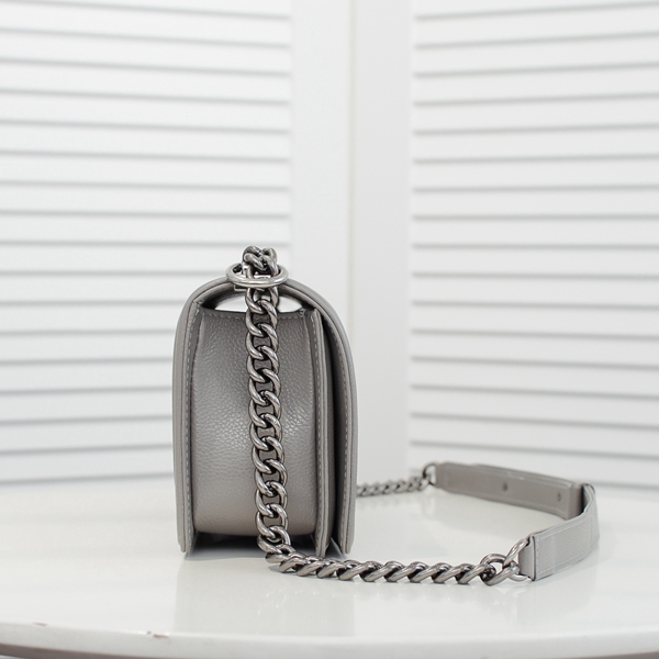 シャネルバッグ背面デザイン